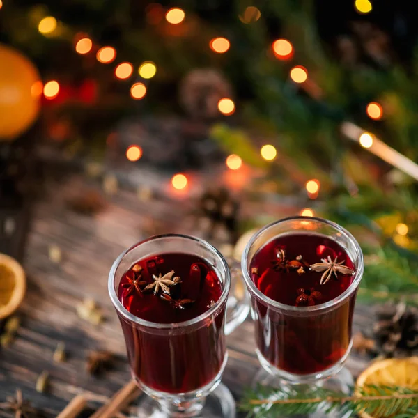 Δύο ποτήρια ζεστό κρασί με κανέλα, γλυκάνισο, γαρύφαλλο γκρο πλαν — Φωτογραφία Αρχείου