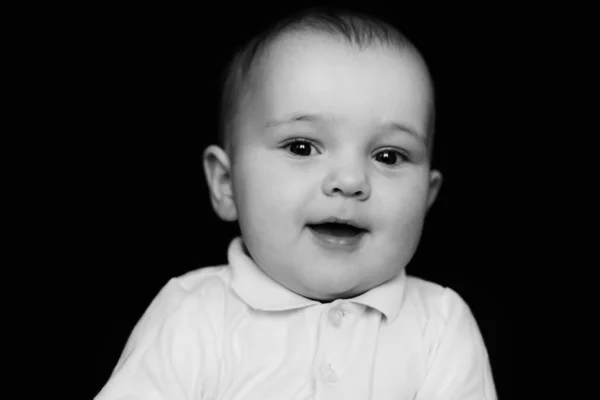 Černý a bílý portrét usmívajícího se chlapečka — Stock fotografie