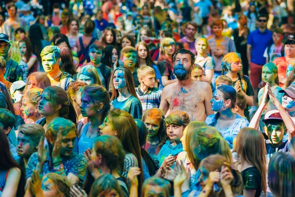 Vichuga, Rusya - 17 Haziran 2018: Renkler Holi Festivali kutlamaları, mutlu insanlar bir kalabalık — Stok fotoğraf