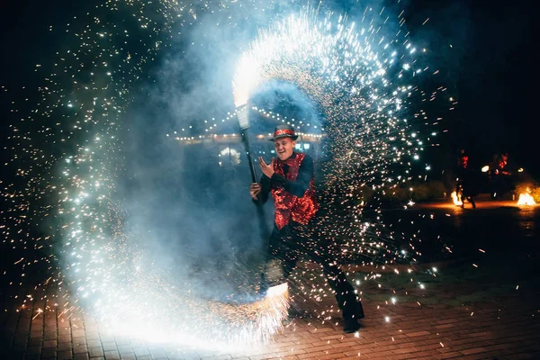 Semigorye, Ivanovská oblast, Rusko-26. červen 2018: požární show. Muž si zapálil ohnivé pochodně — Stock fotografie