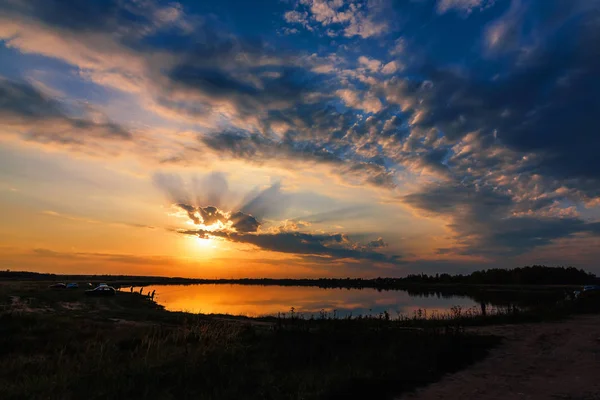Outono pôr do sol colorido sobre o lago com silhuetas de pescadores pesca — Fotografia de Stock