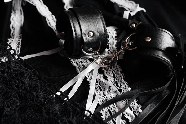 Sexual toys for submission and domination in BDSM sex. Whip and handcuffs — Stock Photo, Image