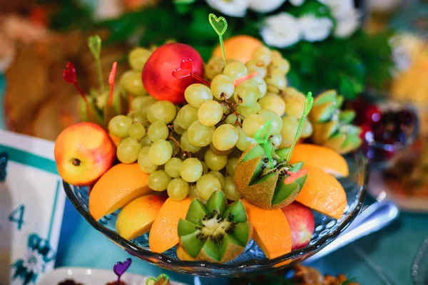 Prato de frutas com laranja fresca, uvas, kiwi e maçã — Fotografia de Stock