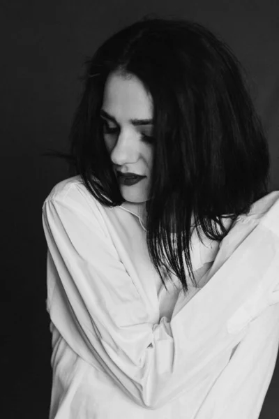 흰색 셔츠에 아름다운 젊은 슬픈 갈색 머리 소녀의 흑백 초상화 — 스톡 사진