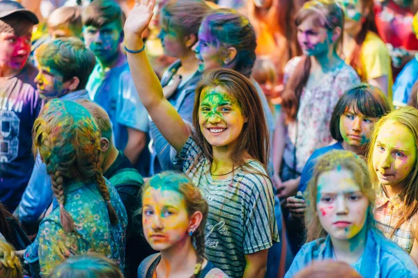 VICHUGA, RUSSIE - 17 JUIN 2018 : Filles heureuses avec des visages en peinture au festival des couleurs Holi — Photo