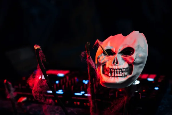 Ужасная страшная маска для осеннего праздника Хэллоуина — стоковое фото