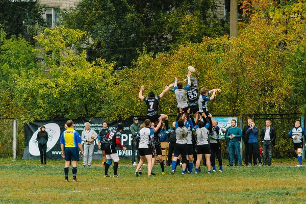 IVANOVO, RUSIA - 12 DE SEPTIEMBRE DE 2015: Campeonato Masculino de Rugby entre los equipos del Tiburón Blanco y el buque insignia — Foto de Stock