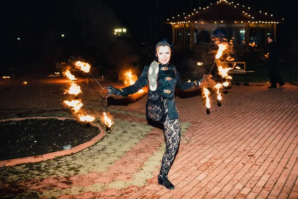 SEMIGORYE, IVANOVO OBLAST, RUSSIA - 28 APRILE 2017: Spettacolo di fuoco con torce scintillanti accese di artisti professionisti — Foto Stock