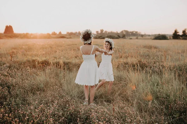 Boldog anya és lánya fehér ruhák forognak, és öröm és boldogság nyáron — Stock Fotó