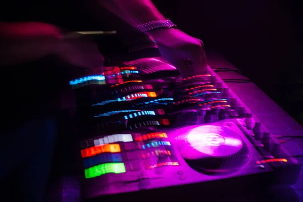 Controlador mezclador DJ con efecto multicolor —  Fotos de Stock