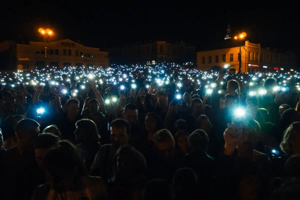 KINESHMA, RUSSIA - AUGUST 30, 2018: A crowd of people Shine with mobile phones at a live concert of rap artist Basta — Stock Photo, Image