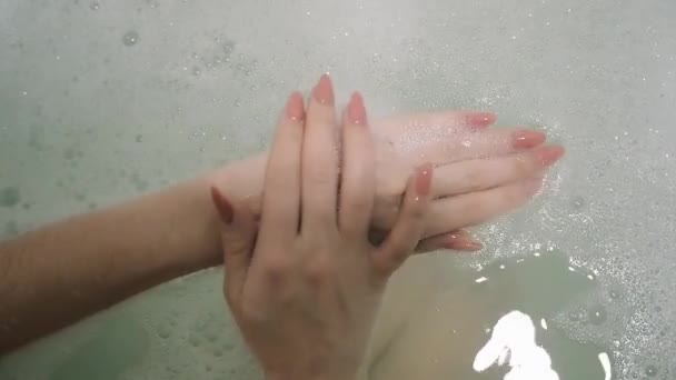 Ansicht Einer Frau Die Sich Der Badewanne Die Hände Wäscht — Stockvideo