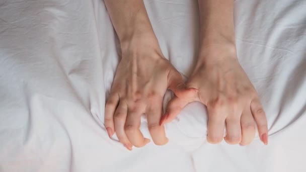 若いカップルの恋人の手は ベッドの上にエクスタシーで白いシートを引っ張る親密さ オーガズム — ストック動画
