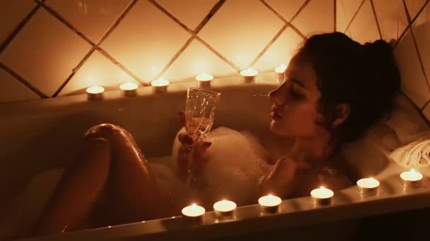 Гола Брюнетка Дівчина Насолоджується Ванній Піною Склянкою Алкогольного Напою Шампанського — стокове відео