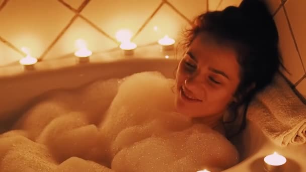 Schöne Brünette Liegt Badezimmer Mit Schaum Romantische Umgebung Mit Kerzen — Stockvideo