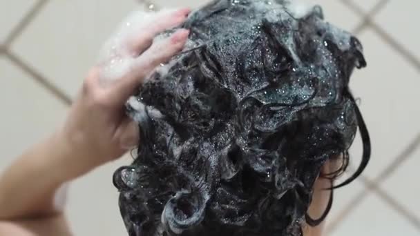 Vedere Lentă Mișcare Femeii Spălare Cap — Videoclip de stoc