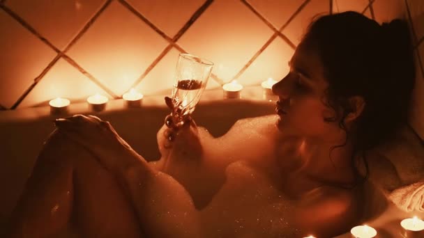 Nackte Brünette Mädchen Genießt Badezimmer Mit Schaum Mit Einem Glas — Stockvideo