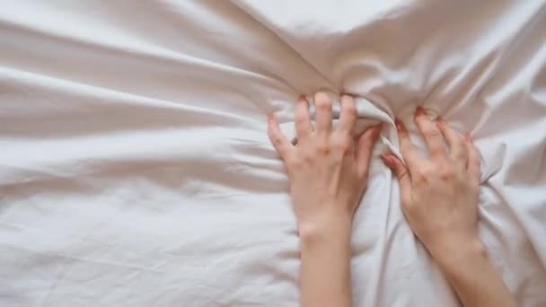 Руки Молодой Пары Любовник Интимность Тянуть Белые Простыни Экстазе Кровати — стоковое видео