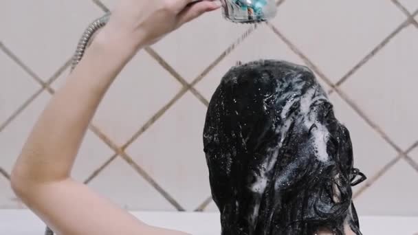 妇女洗头的慢动作视图 — 图库视频影像