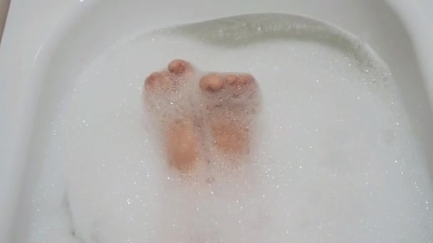 Güzel esmer kız cinsel bacağını okşur ve köpük ile banyoda şarkı — Stok video