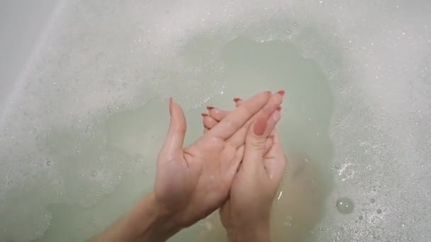 Mening Van Vrouw Die Haar Handen Bad Wast — Stockvideo