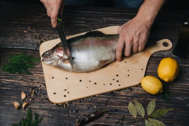Mutfakta kesim taze balık yemek. Yemek pişirmek için ham alabalık