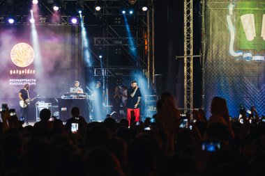 Kineshma, Rusya - 30 Ağustos 2018: Popüler Rus rap şarkıcısı Basta canlı konserde