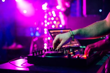 profesyonel bir denetleyici Mikser üzerinde el DJ karıştırma ve müzik çalma
