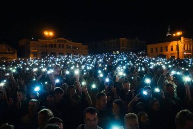 Kineshma, Rusya - 30 Ağustos 2018: Rap sanatçısı Basta'nın canlı konserinde cep telefonlarıyla parlayan bir insan kalabalığı