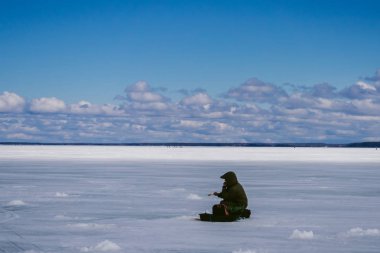 kışın oturan ve balıkçılık bir olta ile balıkçı