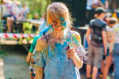 Vichuga, Rusya - 17 Haziran 2018: Renkler Holi Festival. Mutlu neşeli çocuklar