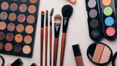 Makyaj fırçaları ve Far Paleti yakın çekim