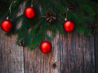 çam dalları ve kırmızı topları, ahşap masa üstüne koni görüntüleyin. Noel Kış arka plan kopya alanı ile yeni yıl kartı için
