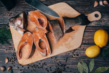 limon ve baharat ahşap masa üzerinde alabalık gemide dilimlenmiş. Taze kırmızı balık