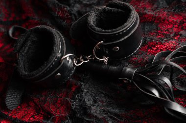 kırbaç ve Bdsm seks için dantel iç çamaşırı ile kelepçe