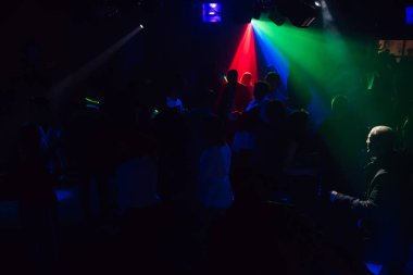 bir gece kulübünde dans pistinde dans insanlar