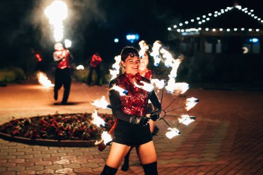 Semigorye, Ivanovo Oblast, Rusya - 26 Haziran 2018: Fire show. Kız dansçılar ateş meşaleler spin.