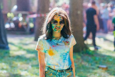 Vichuga, Rusya - 17 Haziran 2018: Renkler Holi Festival. Mutlu bir kız portresi