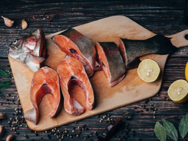 masanın üzerine kurulu kırmızı balık parçaları. Dilimlenmiş alabalık yakın çekim