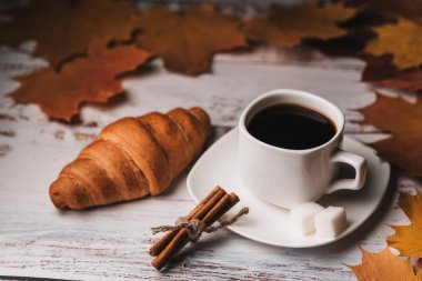 Bir fincan kahve ve kruvasan ile Sonbahar sabahı Kahvaltı