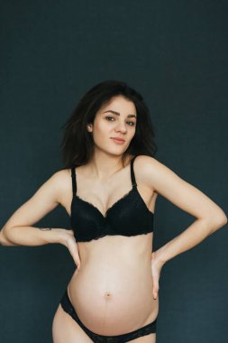Hamile genç güzel esmer kız iç çamaşırı poz