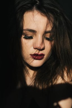 dağınık saç ve kırmızı ruj bir kızla şehvetli ifade portresi