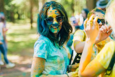 Vichuga, Rusya - 17 Haziran 2018: Renkler Holi Festival. Mutlu bir kız portresi