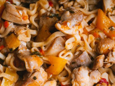 anlık erişte, makarna, sebze ile wok ve sıcak soslu tavuk eti