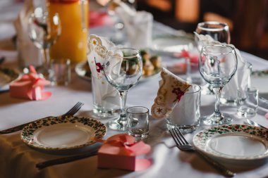 restoranda masada beyaz bir masa örtüsü üzerinde Cutlery ile boş bardak ve tabak seti