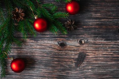 Çam dalları ve kırmızı topları, çam kozalakları ile Noel arka plan. Dekoratif kış çerçeve