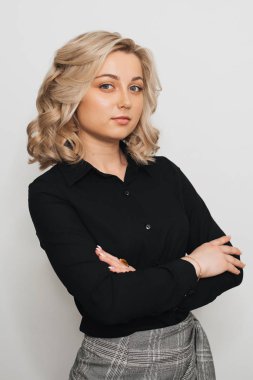 Takım elbiseli genç sekreter kız. İş kadını Kafkasyalı görünümü