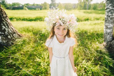 onun baş beyaz görünüm gülümseyen üzerinde çiçek çelenk ile mutlu genç kız