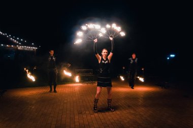 Semigorye, Ivanovo Oblast, Rusya - 16 Temmuz 2016: Yanan meşalelerle profesyonel sanatçılardan oluşan ekipten tehlikeli ateş gösterisi