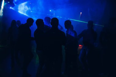 partide dans pistinde gece kulübünde dans insan siluetleri